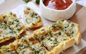 طرز تهیه‌ی نان سیر با پنیر پیتزا