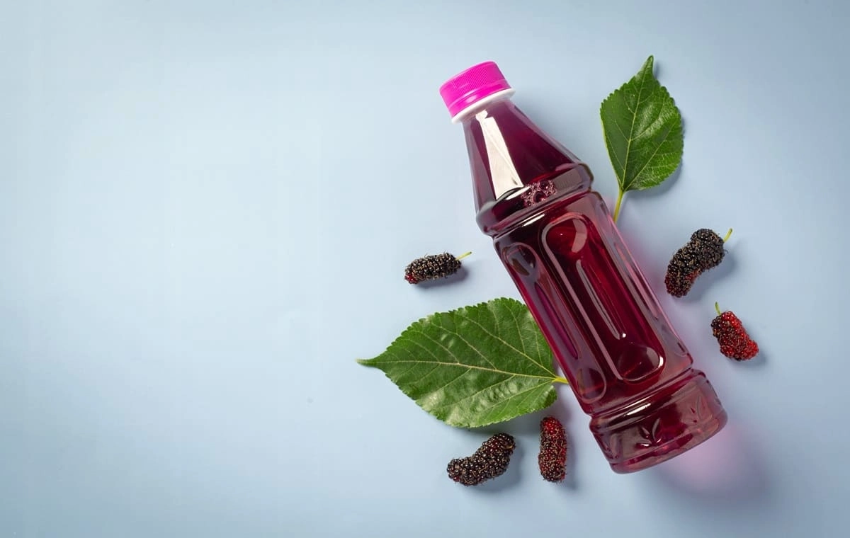 مرحله آخر تهیه شربت شاه‌توت