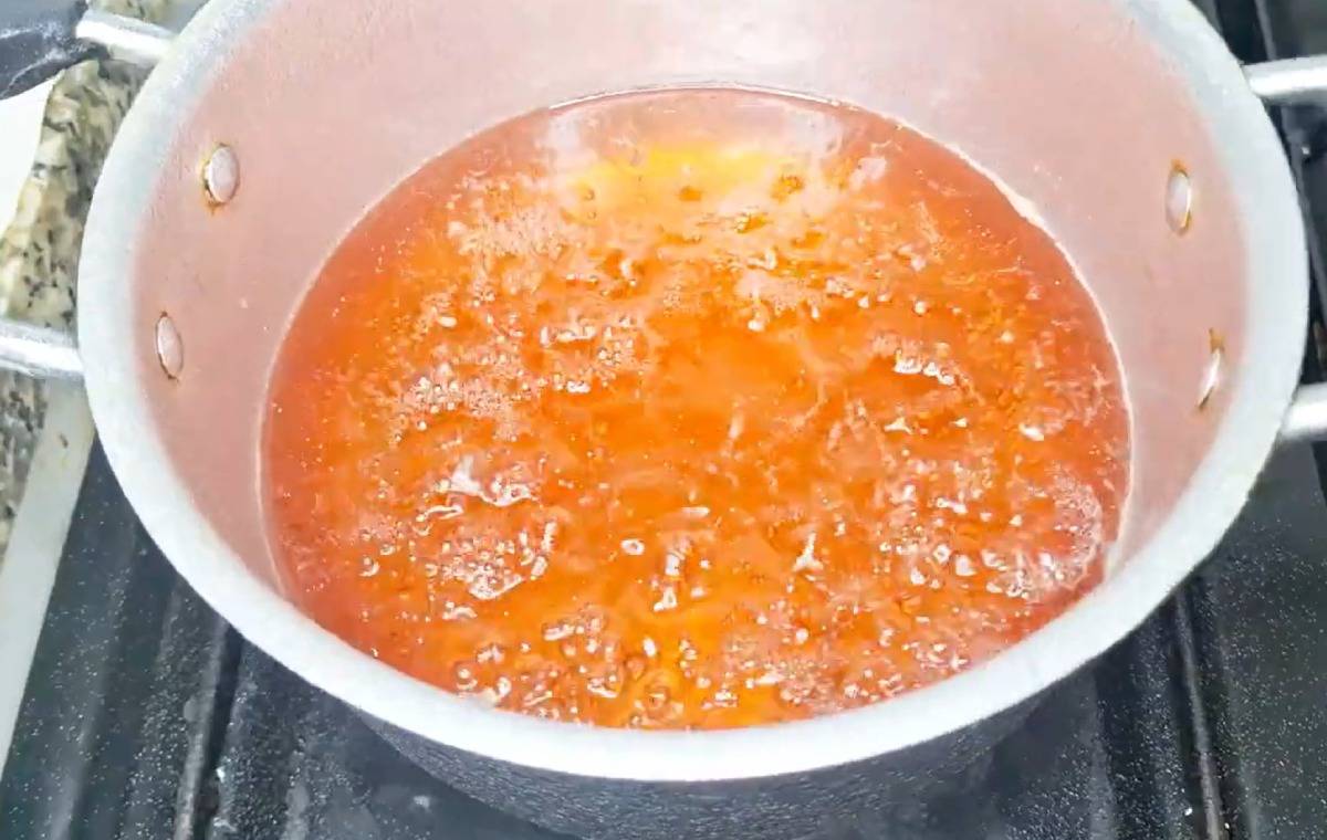 جوشاندن شربت گل محمدی با شکر