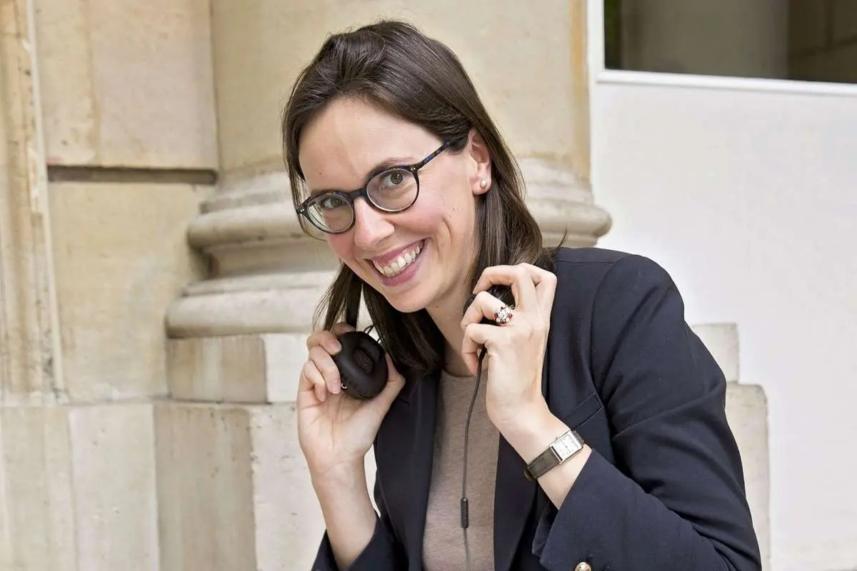 ببینید؛ انگشت در بینی کردن خانم وزیر سوژه شد