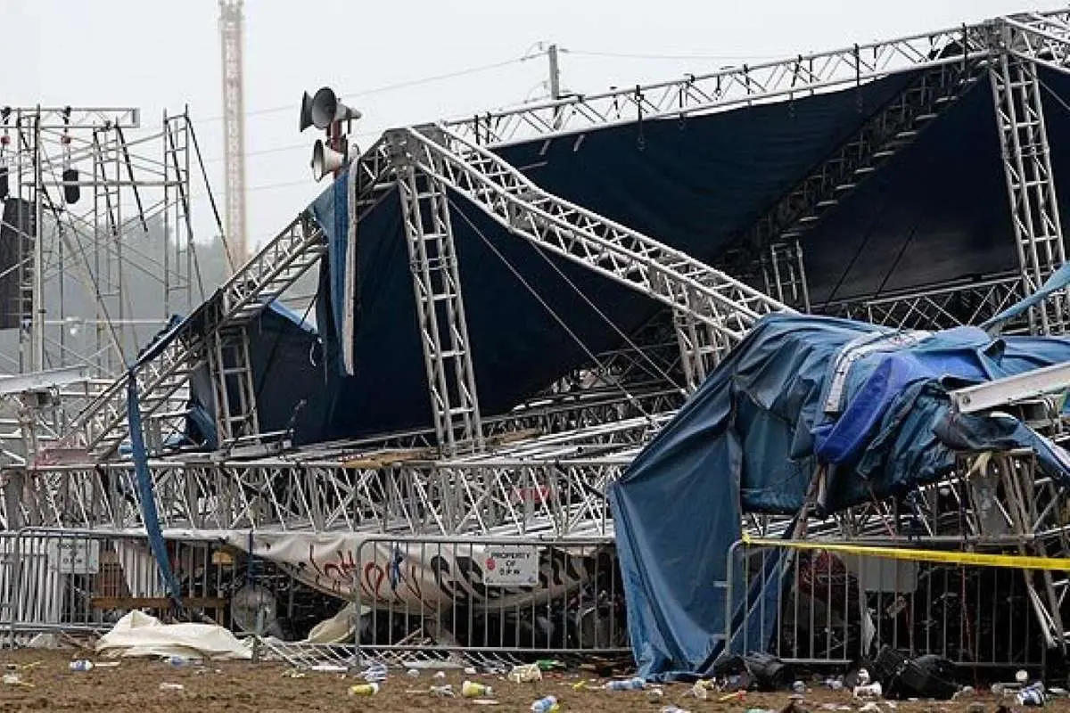 ببینید؛ فروریختن صحنه اجرای موسیقی در مراسم یک مدرسه