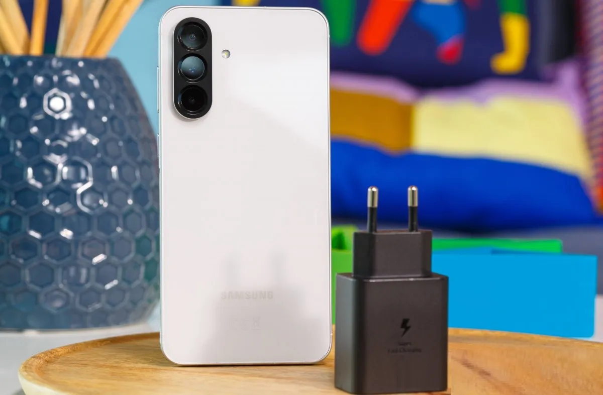 شارژر 45 واتی سامسونگ در کنار گوشی A56