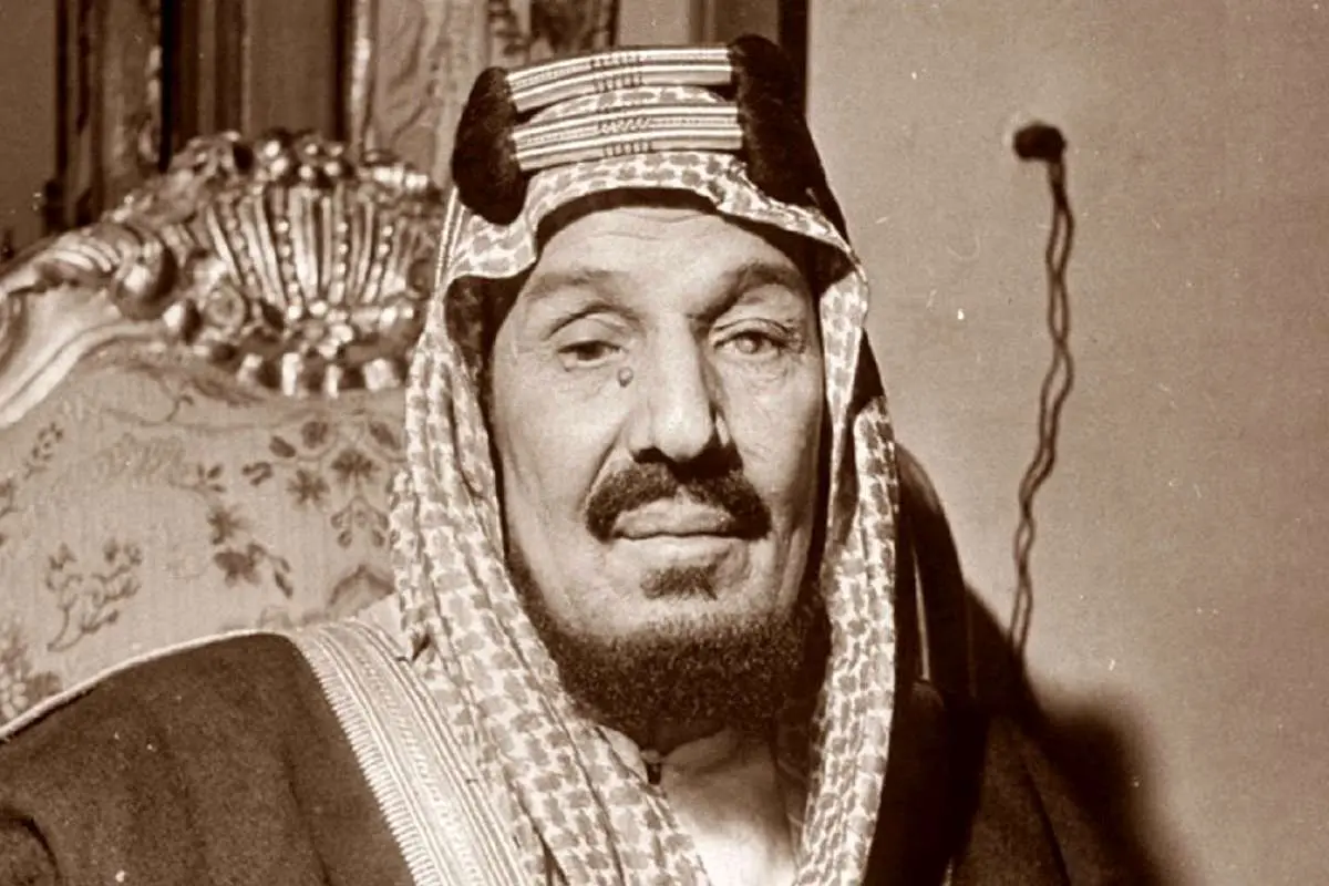 «اولین پادشاه عربستان و مهمانان اش در حال خوردن دو شتر کامل»؛ سال 1326