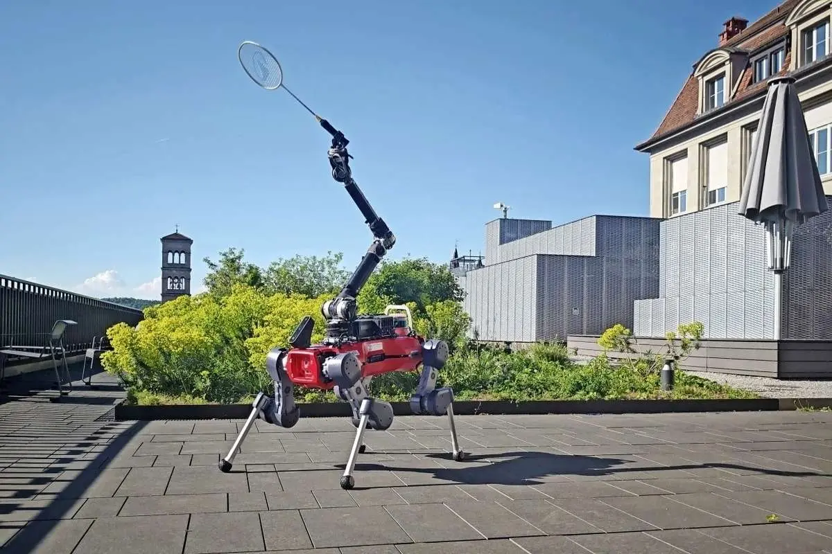 ببینید؛ ربات هوش مصنوعی که با انسان‌ها بدمینتون بازی می‌کند