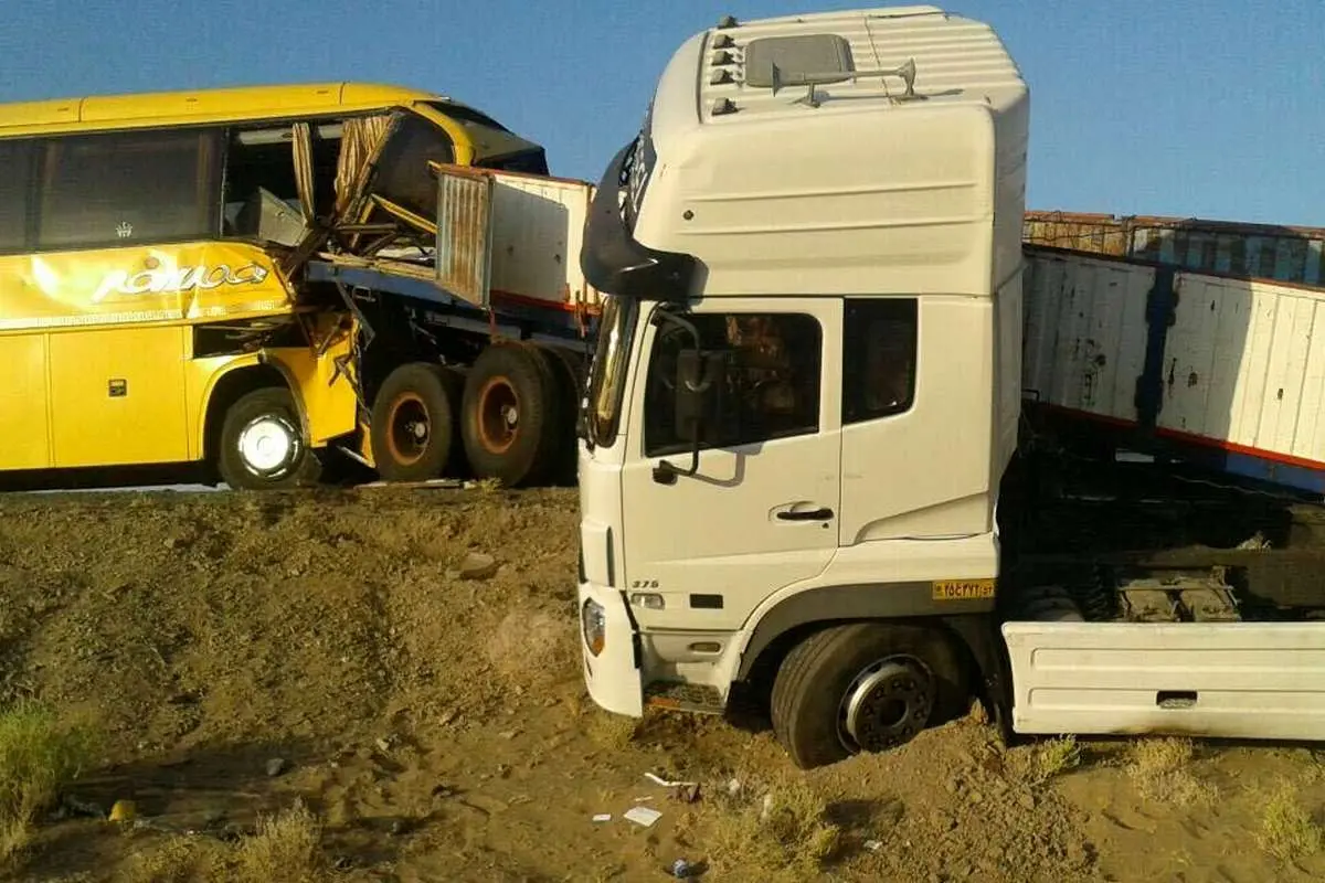 تصادف تریلی و اتوبوس؛ 9 کشته و مصدوم