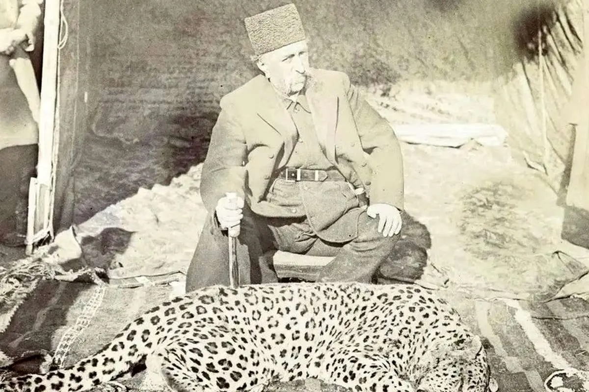 تصویر؛ «مظفرالدین شاه» با قوری و سماور شاهانه در شکارگاه