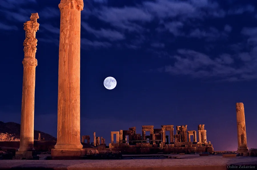 ماه و تخت جمشید