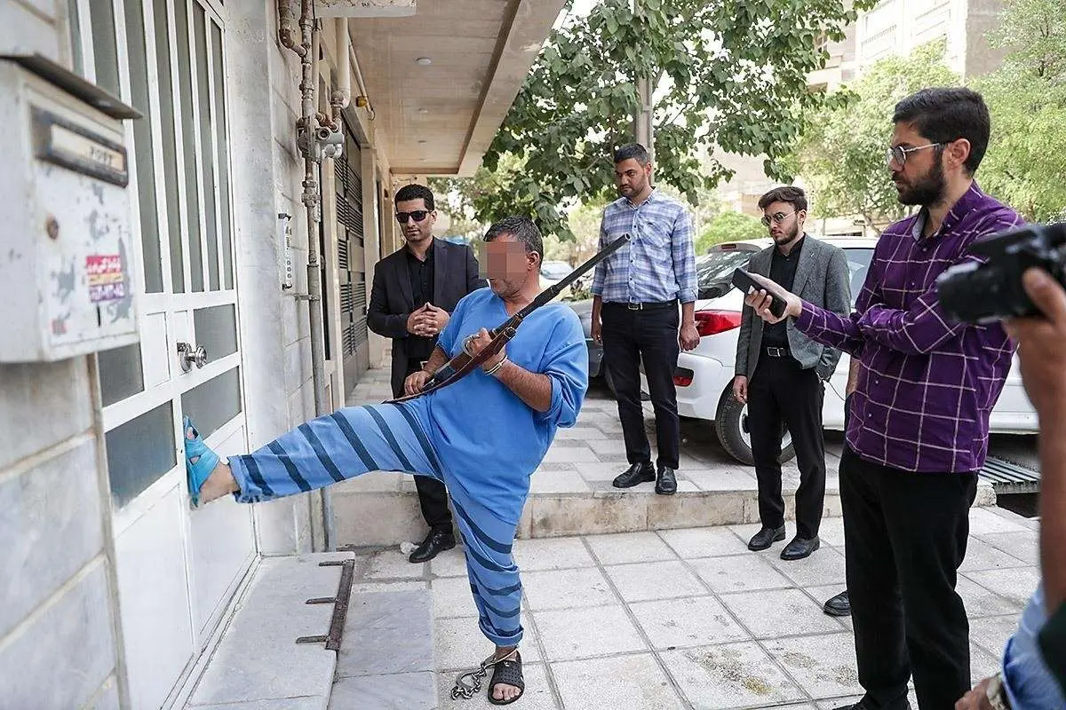 تصاویر؛ بازسازی یک جنایت؛ پسر قاتل پدر برای طلاهای مادر