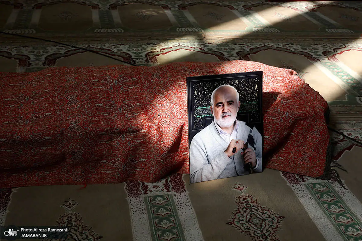 تصاویر؛ حاشیه و متن مراسم تشییع پیکر احمد توکلى