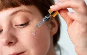 بهترین سرم‌ نیاسینامید با تاثیر چندگانه: کنترل چربی، روشن‌کننده و شفافیت پوست