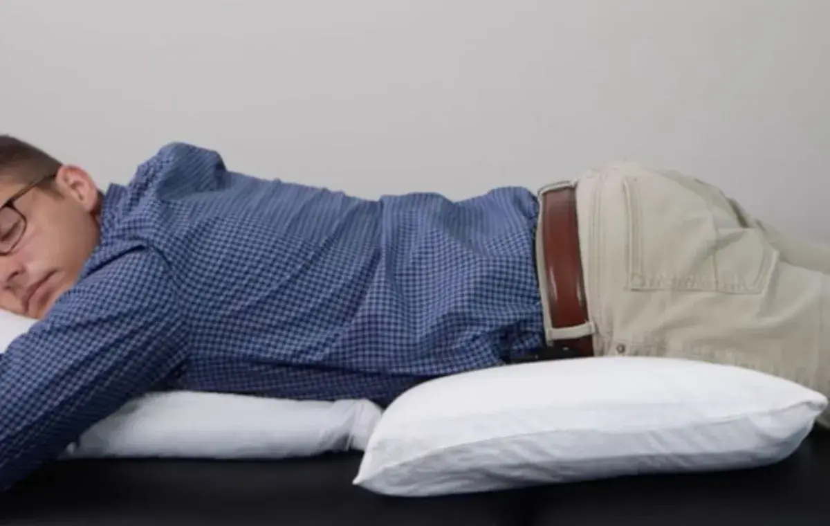 خوابیدن روی شکم با بالش زیر لگن و شکم