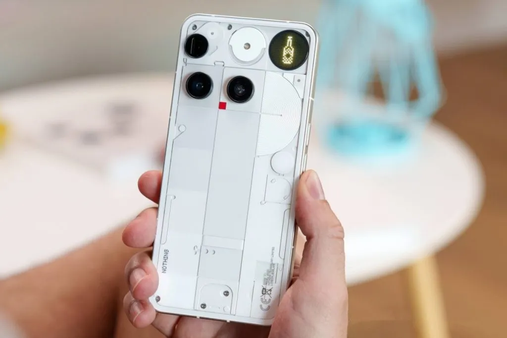 ابعاد و خوش‌دستی Nothing Phone 3