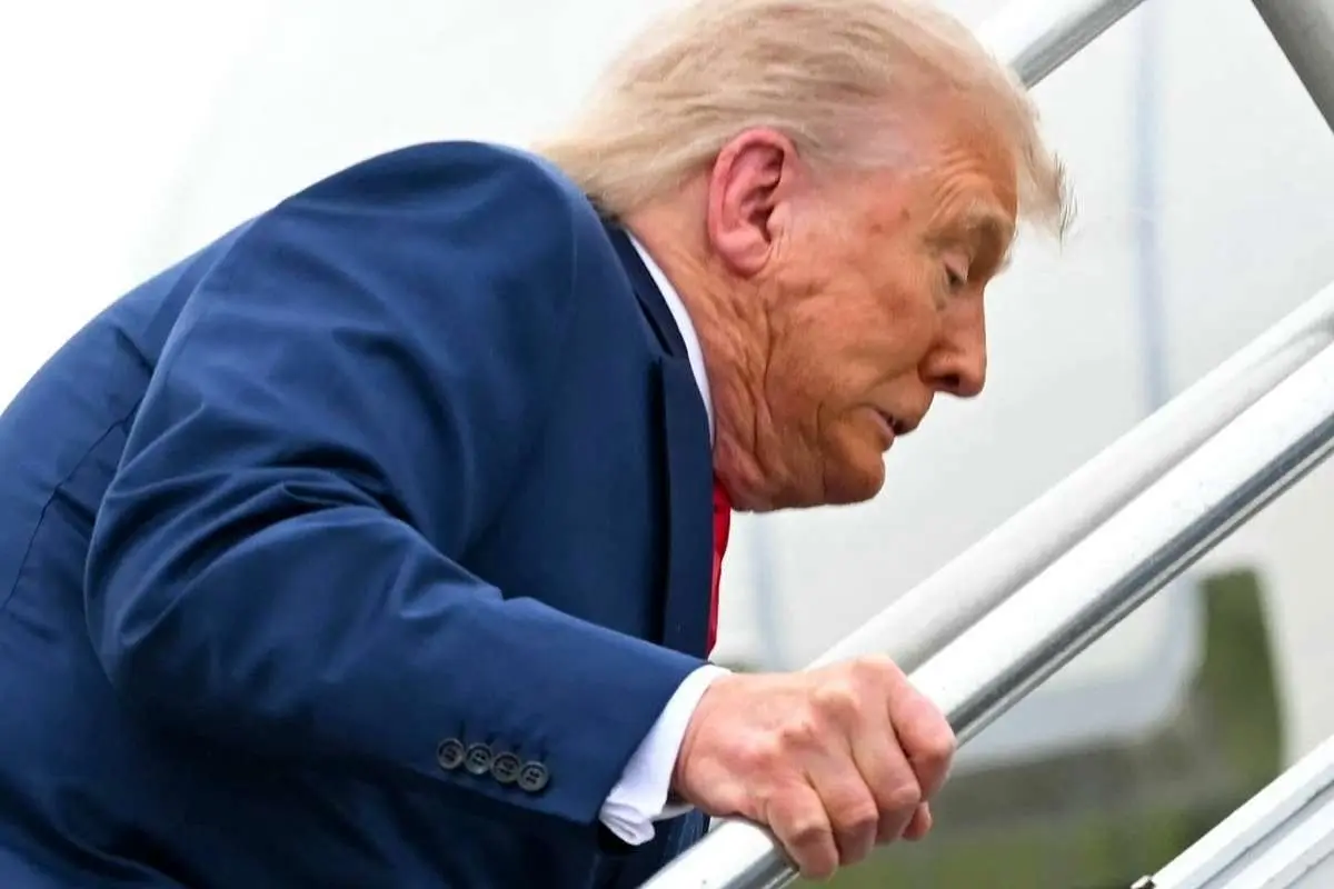 ببینید؛ ترامپ روی پله‌های هواپیما تعادلش را از دست داد