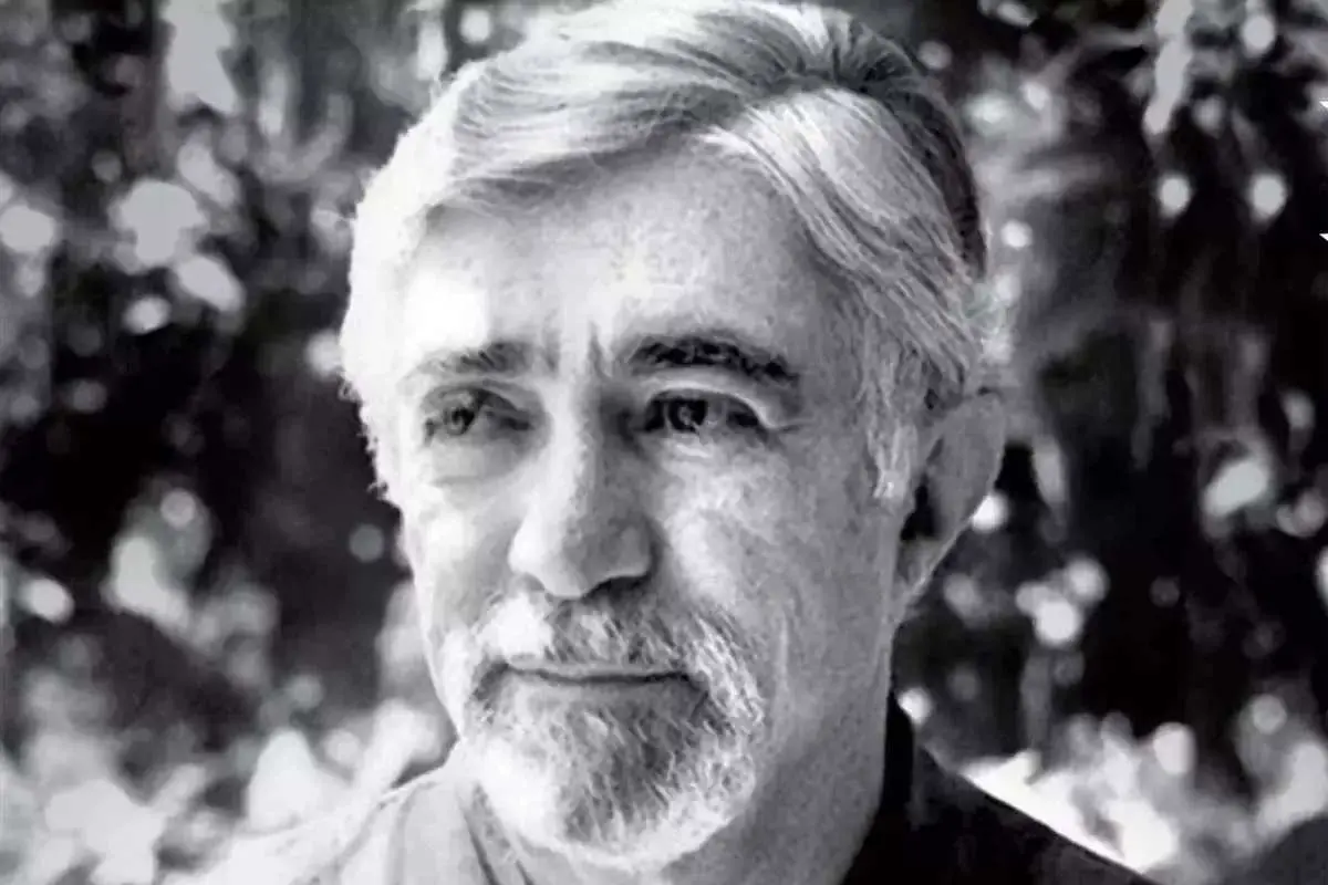 پیکر تراش پیرم و با تیشه‌ خیال / یک شب تو را ز مرمر شعر آفریده‌ام