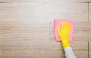 راهنمای کامل تمیز کردن انواع کفپوش (سرامیک، لمینت، سنگ و...)