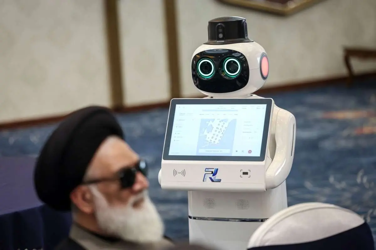 تصاویر؛ رونمایی از نخستین روبات وکیل ایران