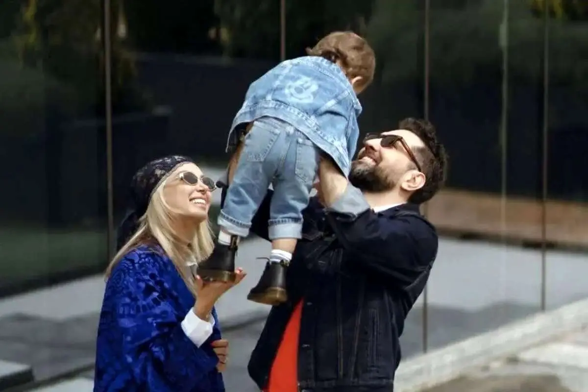 تصاویری از بهرام رادان، همسر و فرزندش در یونان