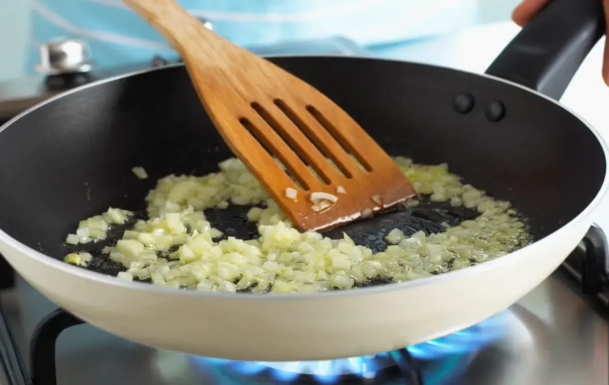 تفت دادن سیر برای پخت ترشی تره