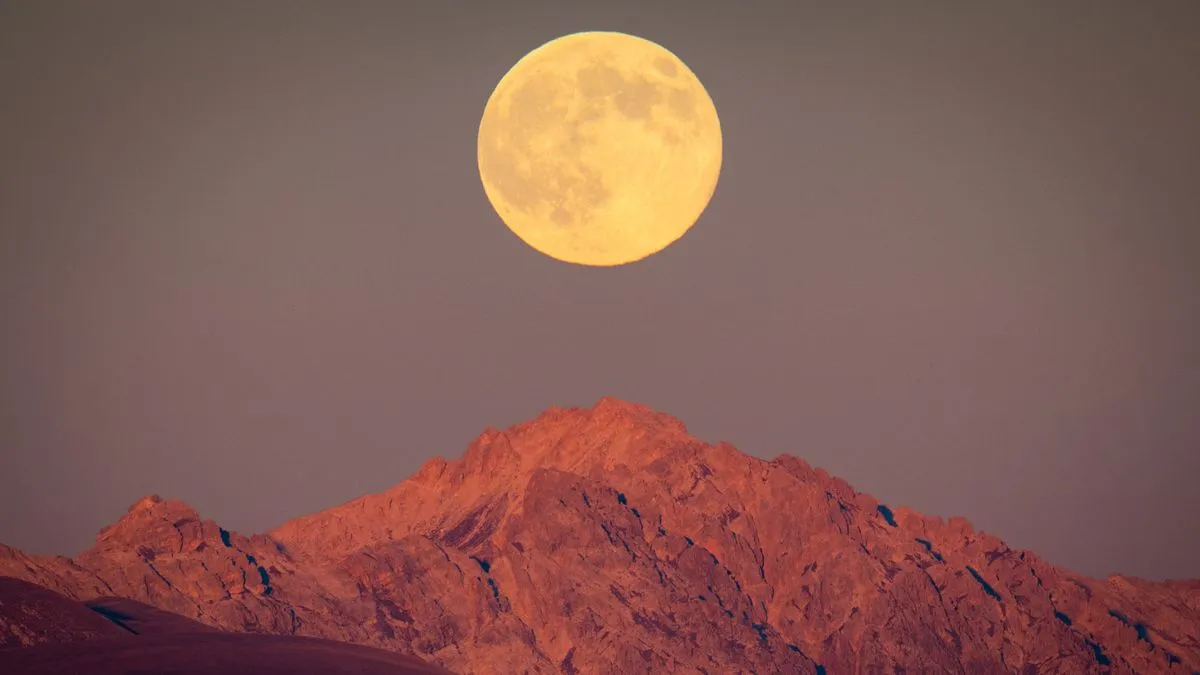 ابرماه در کنار قله مونته پرنا