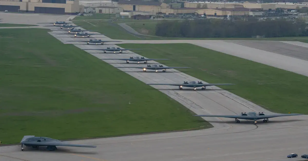 رژه جنگنده‌های بی-2 در پایگاه هوایی وایت‌من