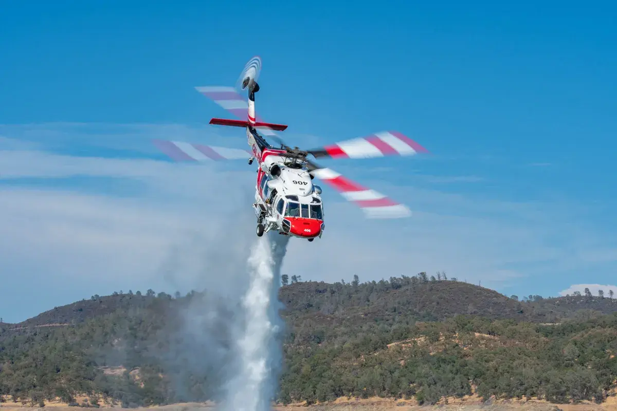 آب ریختن بر آتش توسط هلیکوپتر S-70i