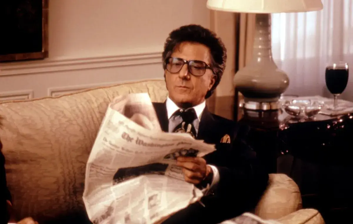 بهترین فیلم‌های داستین هافمن؛ سگ را بجنبان (Wag the Dog)