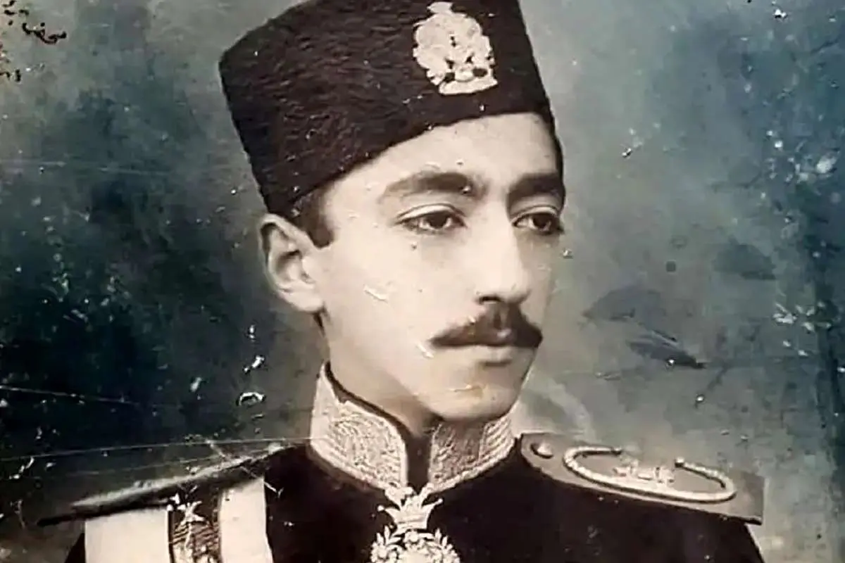 ژست «محمد حسن میرزا» آخرین ولیعهد قاجار با سیگار 