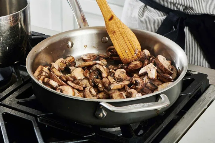تفت دادن قارچ‌های خرد شده