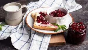 طرز تهیه مربای آلبالو خانگی؛ برای صبحانه‌ای خوشرنگ و لذیذ