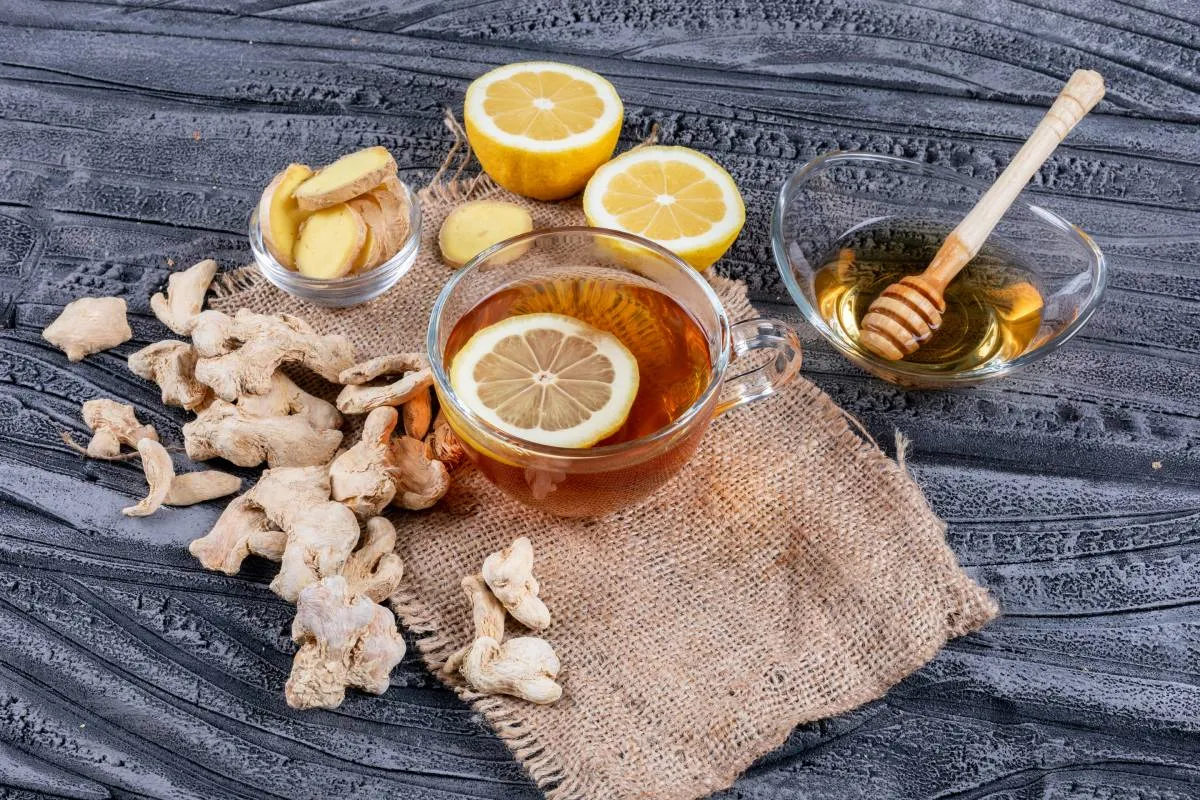 لیوان شیر گرم و زردچوبه (شیر طلایی) برای مبارزه با عفونت گلو و سرماخوردگی.