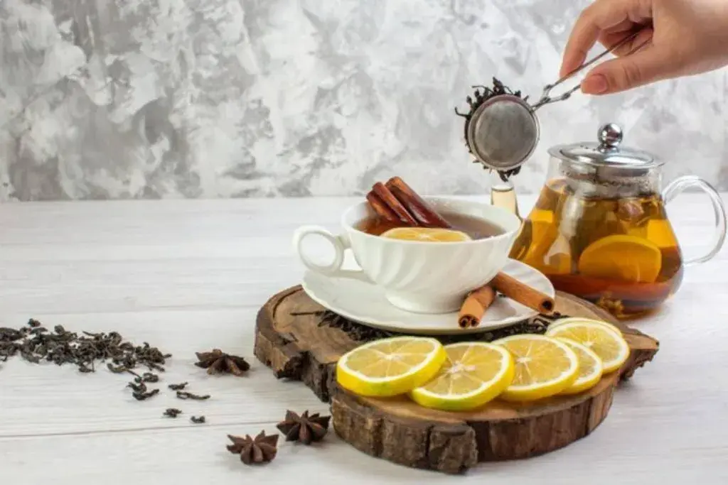 چوب دارچین و دمنوش قهوه‌ای برای مبارزه با عفونت معده.