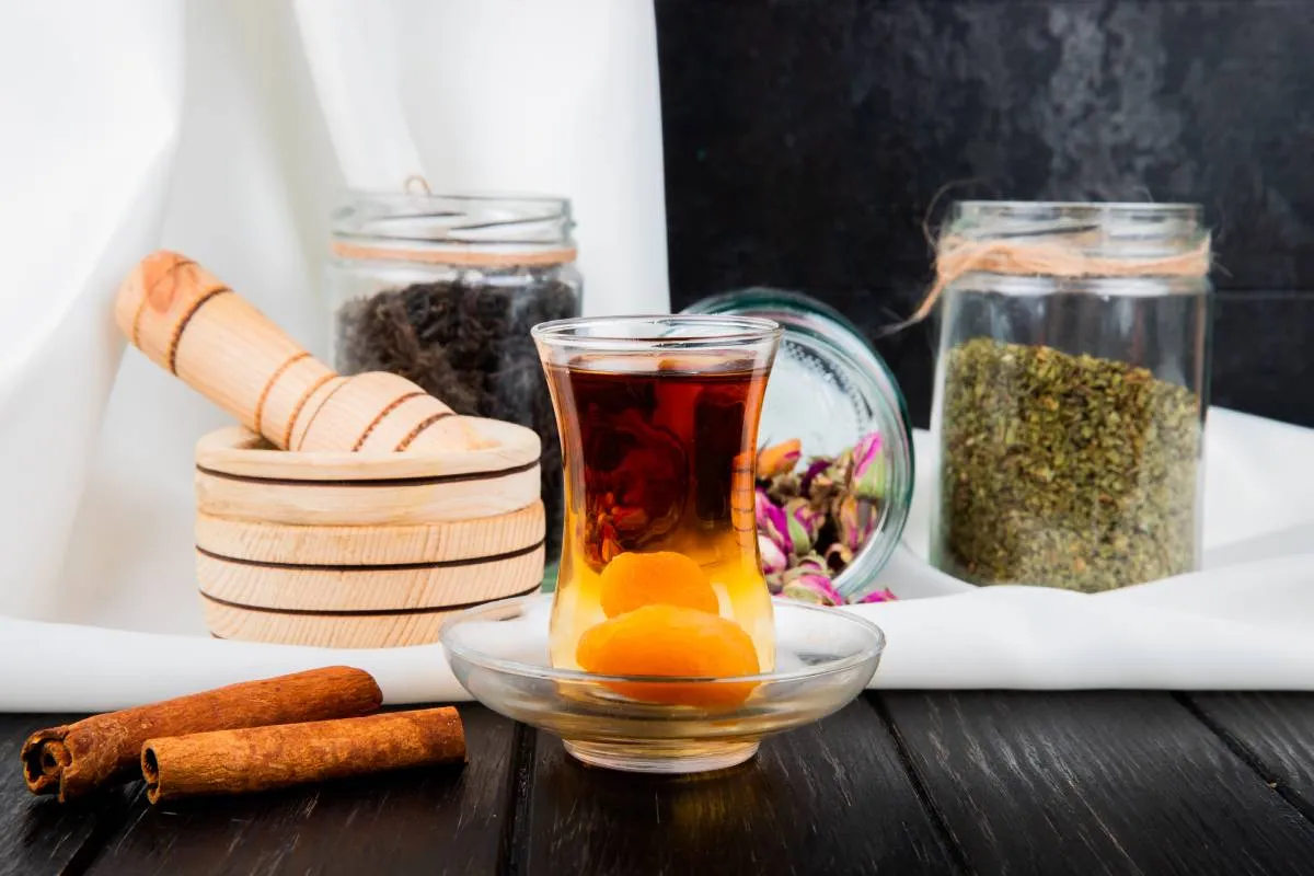 ریشه گیاه شیرین‌بیان و دمنوش درمانی برای بازسازی مخاط معده.