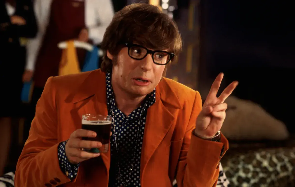 بهترین فیلم‌ها برای شب ؛ آستین پاورز: مرد بین‌المللی رمز و راز (Austin Powers: International Man Of Mystery)