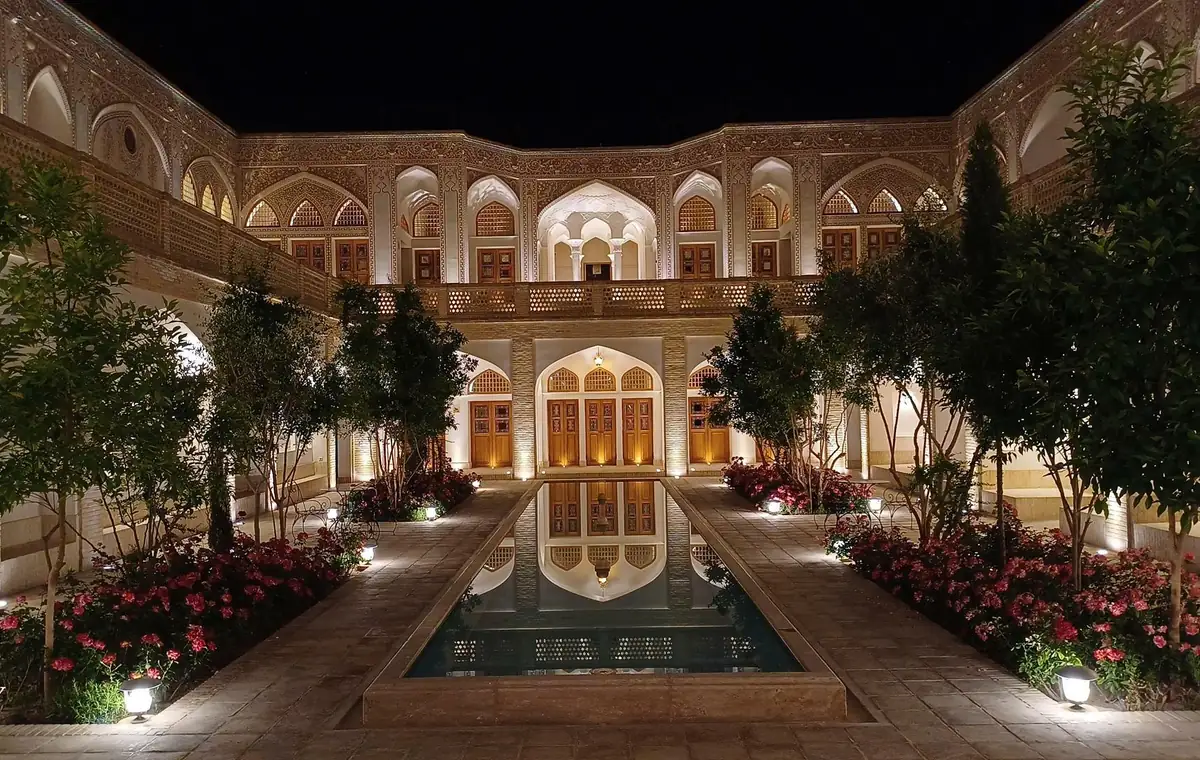 جاهای دیدنی کاشان در شب؛ راهنمای شب‌گردها