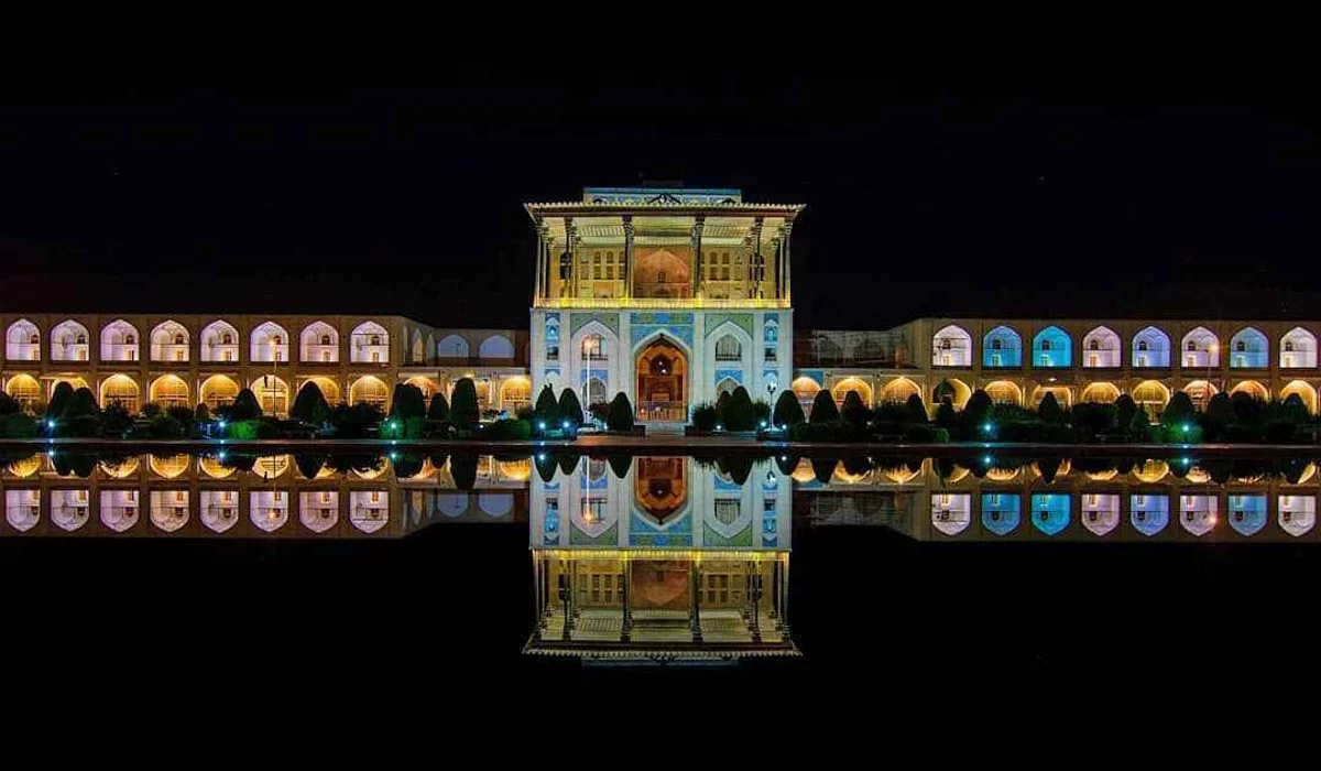 میدان نقش جهان در شب