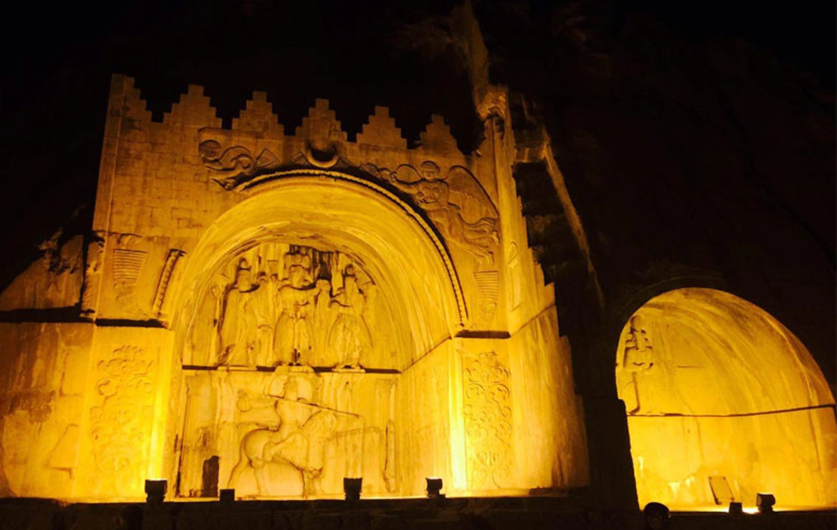 طاقبستان در شب
