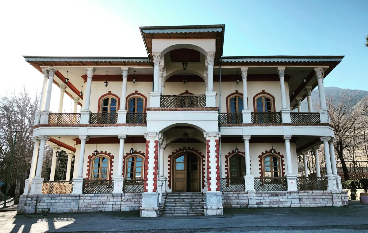 عمارت قصر یاقوت سرخه‌حصار
