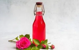 طرز تهیه شربت گل محمدی خانگی با عطر و رنگ عالی